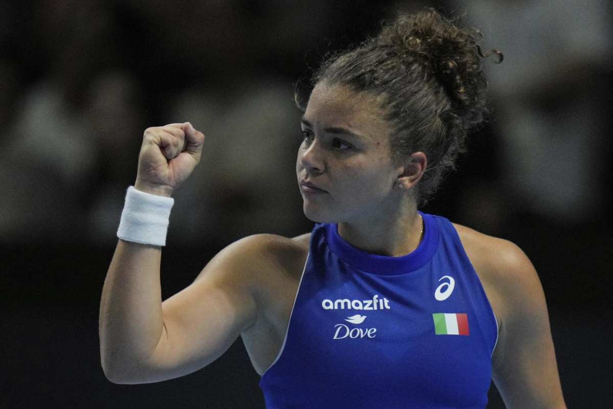Jasmine Paolini in primo piano, con la testa girata e mentre stringe il pugno