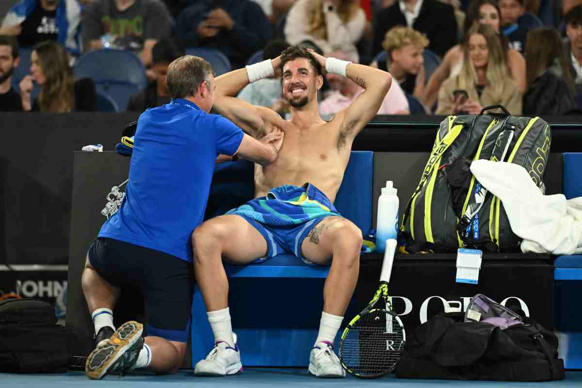 Kokkinkis seduto in panchina mentre gli viene effettuato un trattamento medico al pettorale