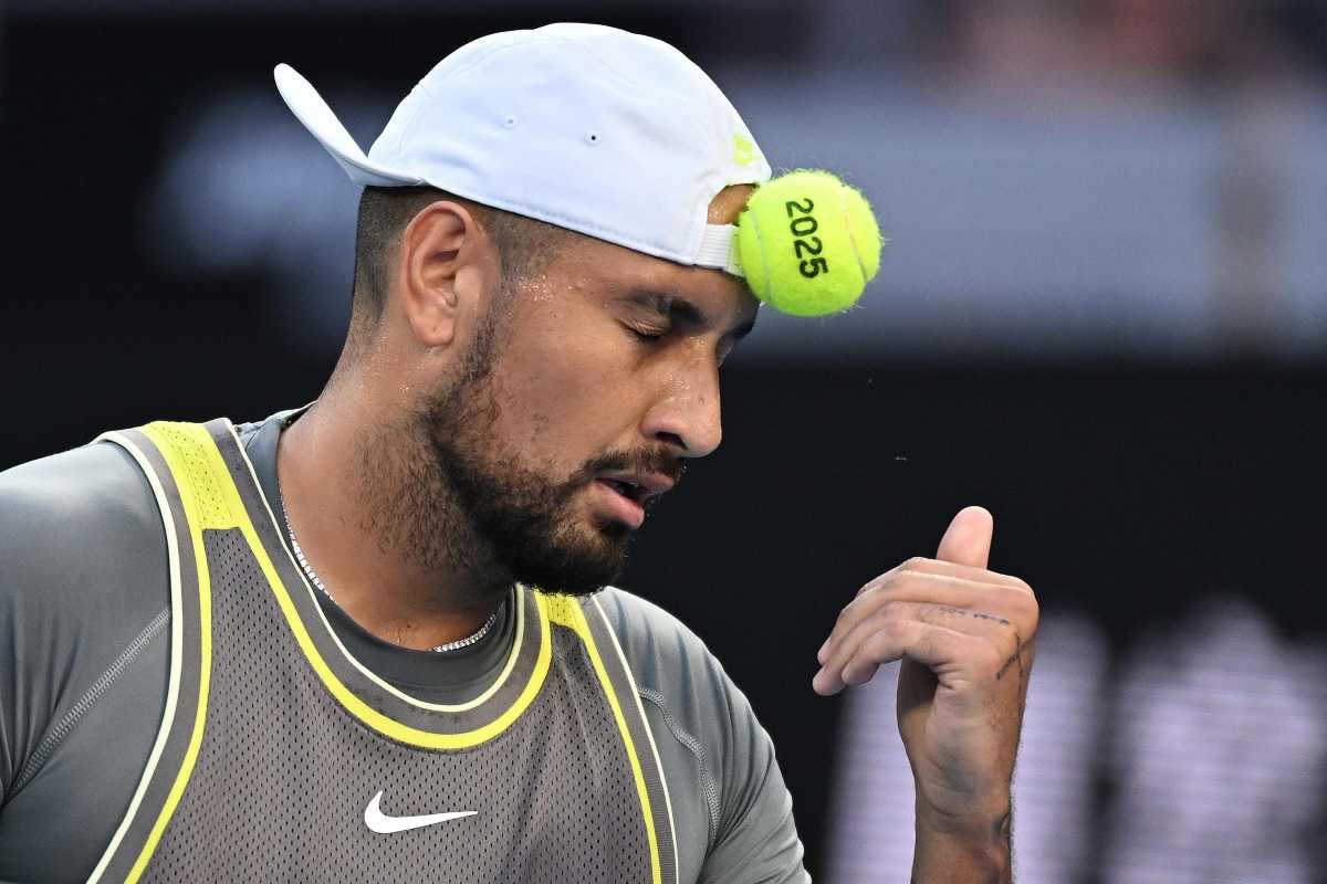 Nick Kyrgios lancia una pallina in aria con sguardo sconfortato