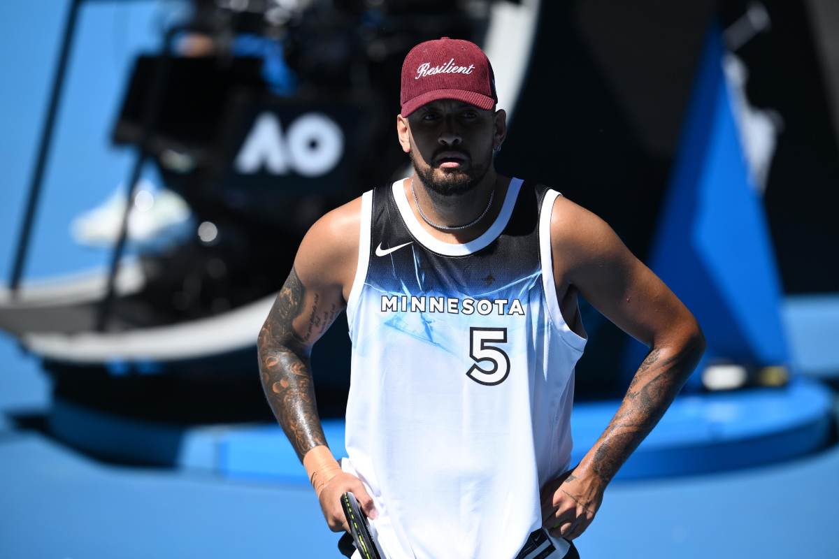 Nick Kyrgios in canottiera durante una sessione di allenamento all'Australian Open