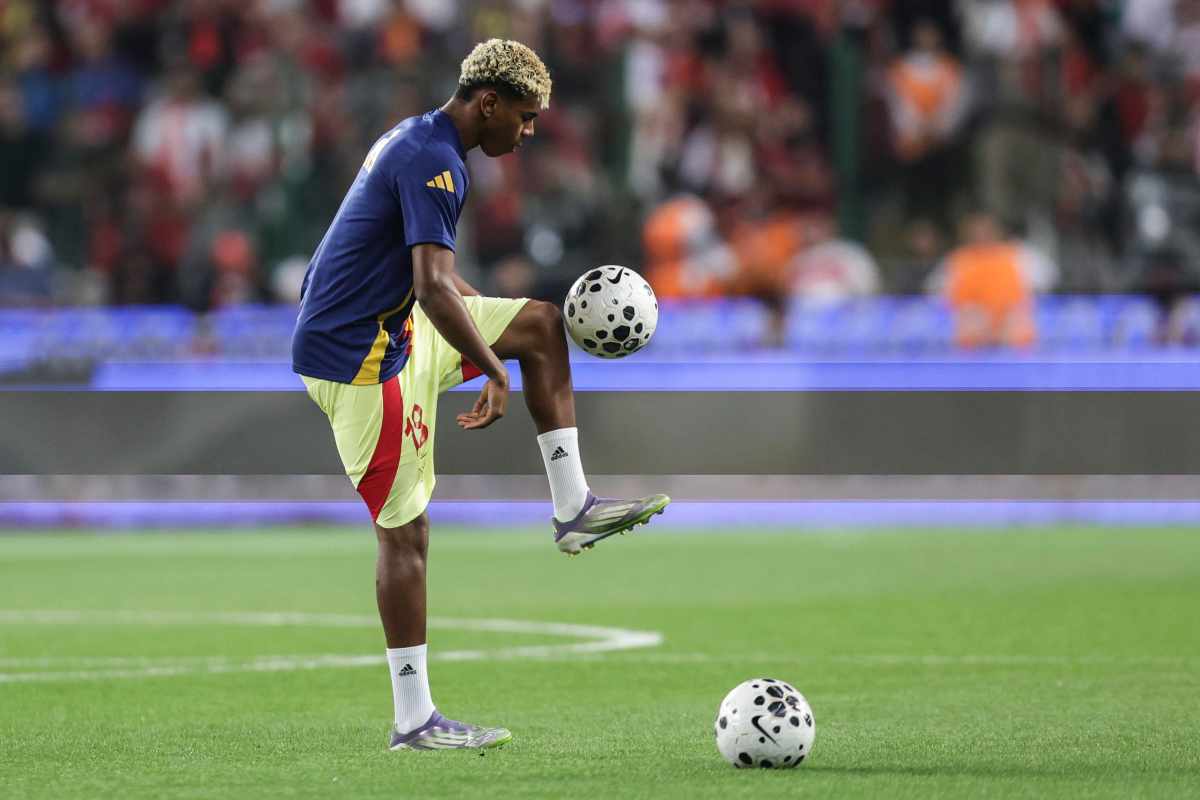 Yamal mentre palleggia in campo