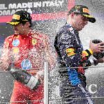 Leclerc e Verstappen festeggiano sul podio spruzzando champagne