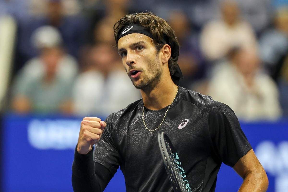Lorenzo Musetti esulta dopo aver fatto un punto