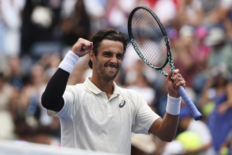 Lorenzo Musetti esulta stringendo i denti e il pugno in alto