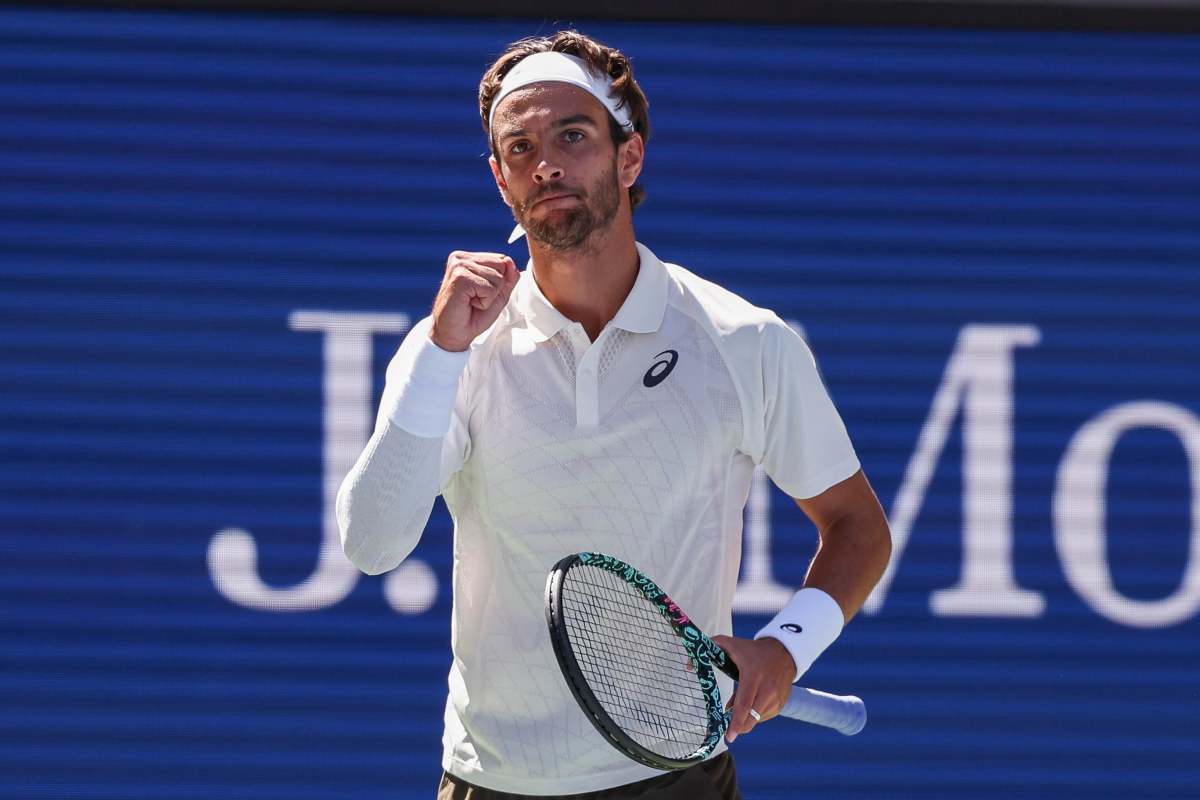 Lorenzo Musetti esulta stringendo il pugno destro