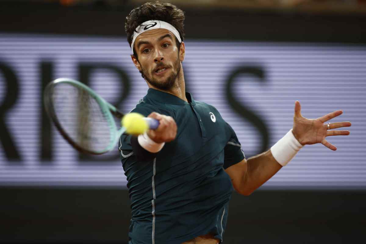 Lorenzo Musetti in campo durante un match