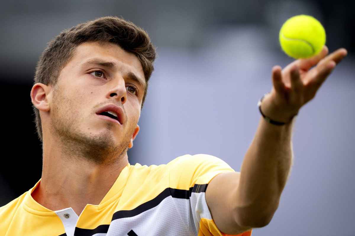 Luca Nardi si appresta a servire