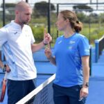 Marcella Ferrari a colloquio con un membro del suo staff