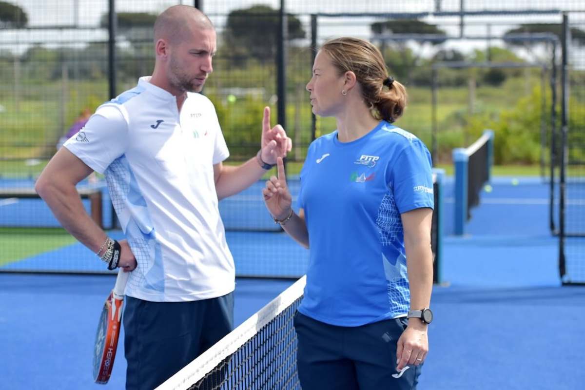 Marcella Ferrari a colloquio con un membro del suo staff