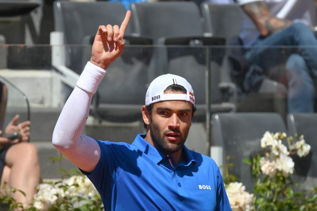 Matteo Berrettini esulta alzando un indice verso l'alto