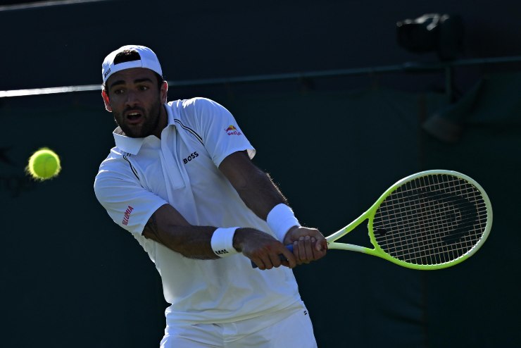 Matteo Berrettini si accinge a rispondere con il rovescio a due mani