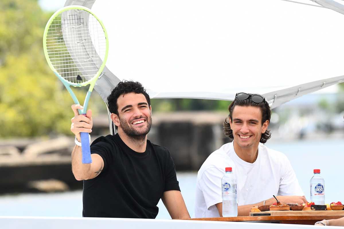 Matteo Berrettini e Lorenzo Musetti sorridenti e seduti a un tavolo