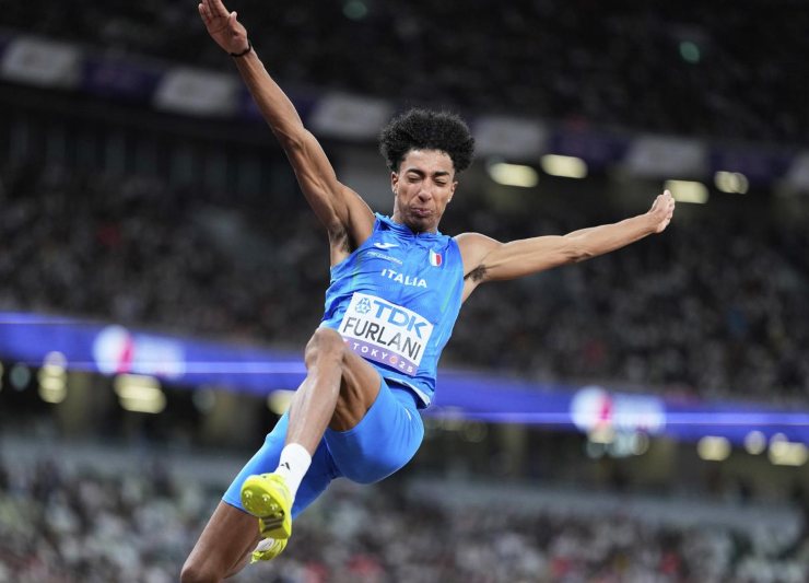 Mattia Furlani impegnato nel salto in lungo