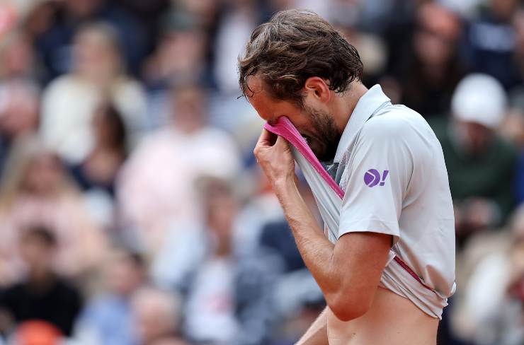 Daniil Medvedev con la maglietta sugli occhi