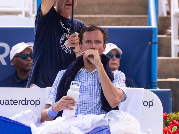 Daniil Medvedev seduto in panchina