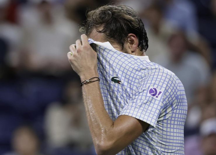 Daniil Medvedev si rifugia dentro la sua maglia da gioco