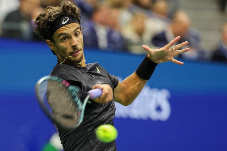 Lorenzo Musetti colpisce con il dritto