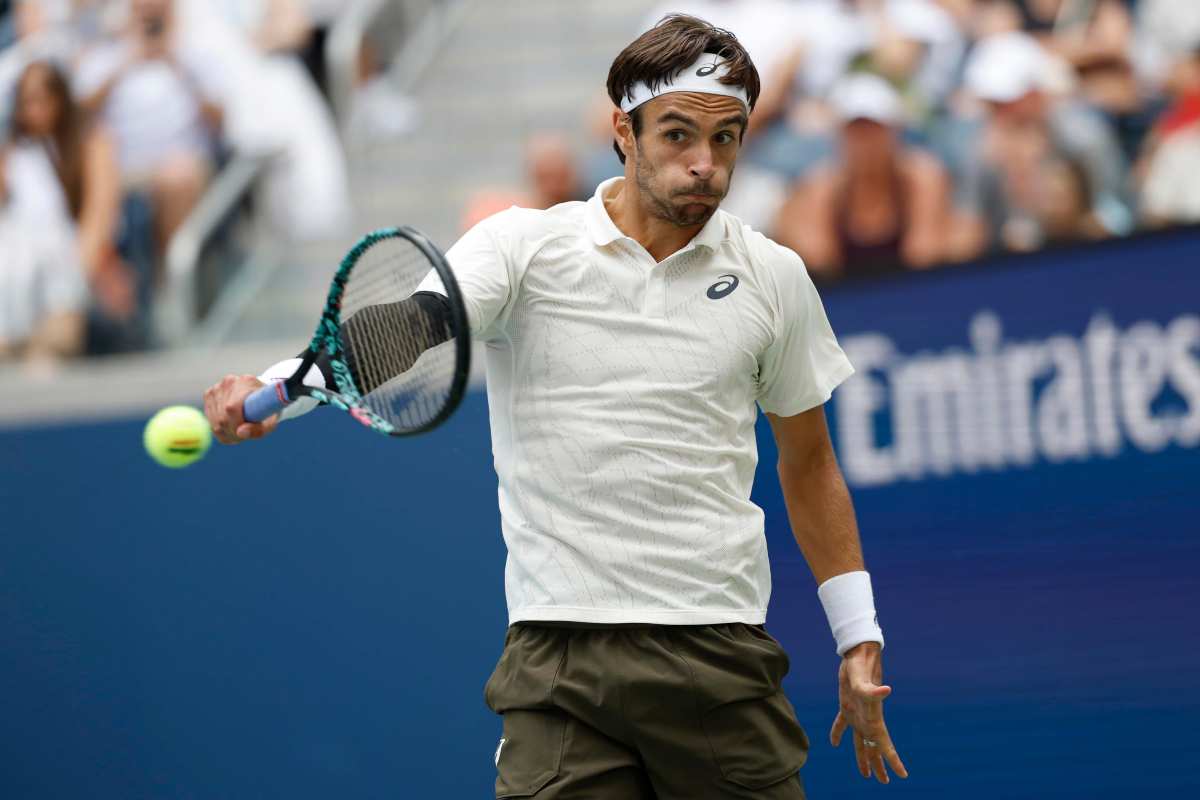 Musetti colpisce di rovescio