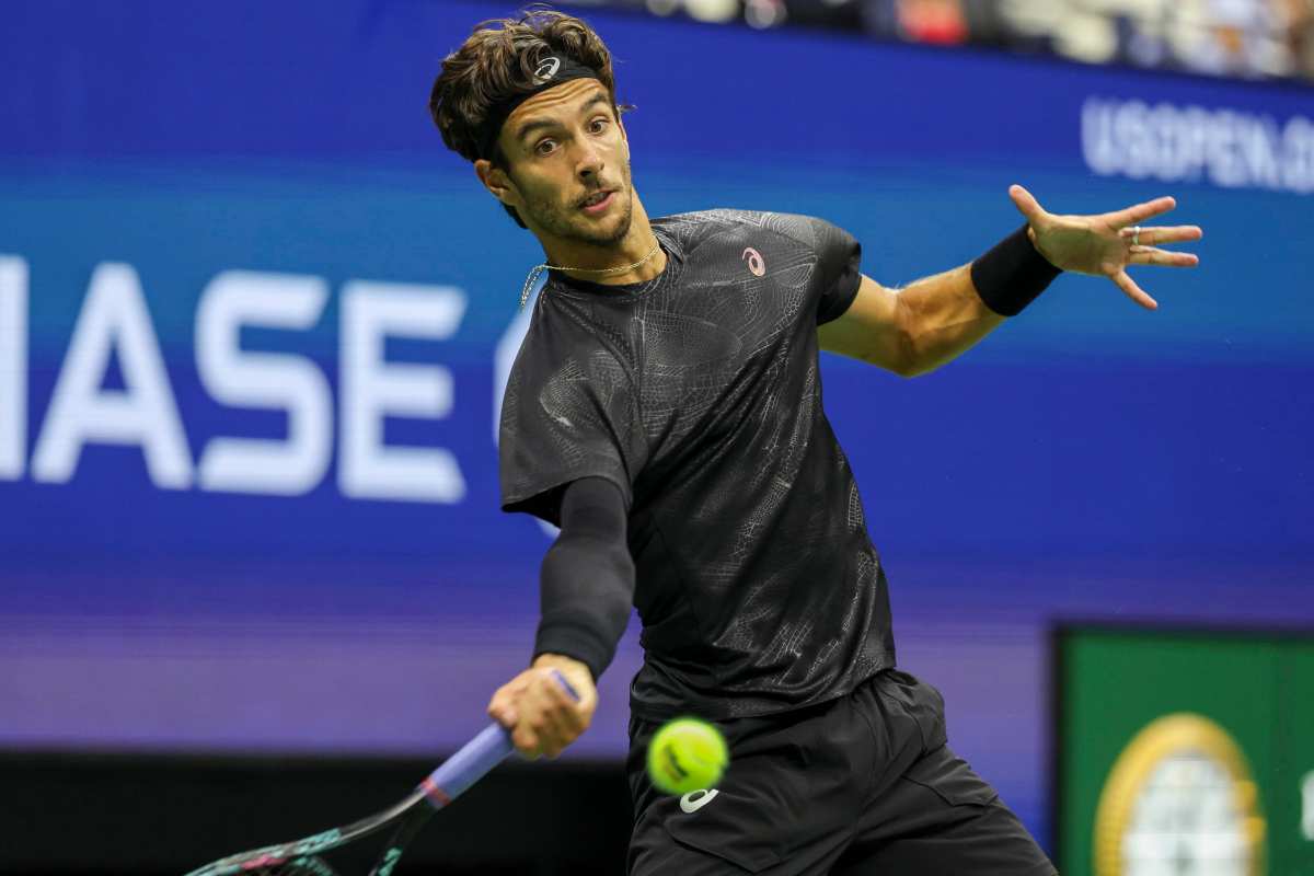 Musetti colpisce la palla in campo