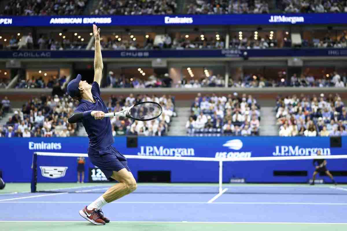 Jannik Sinner serve nel match contro Lorenzo Musetti 