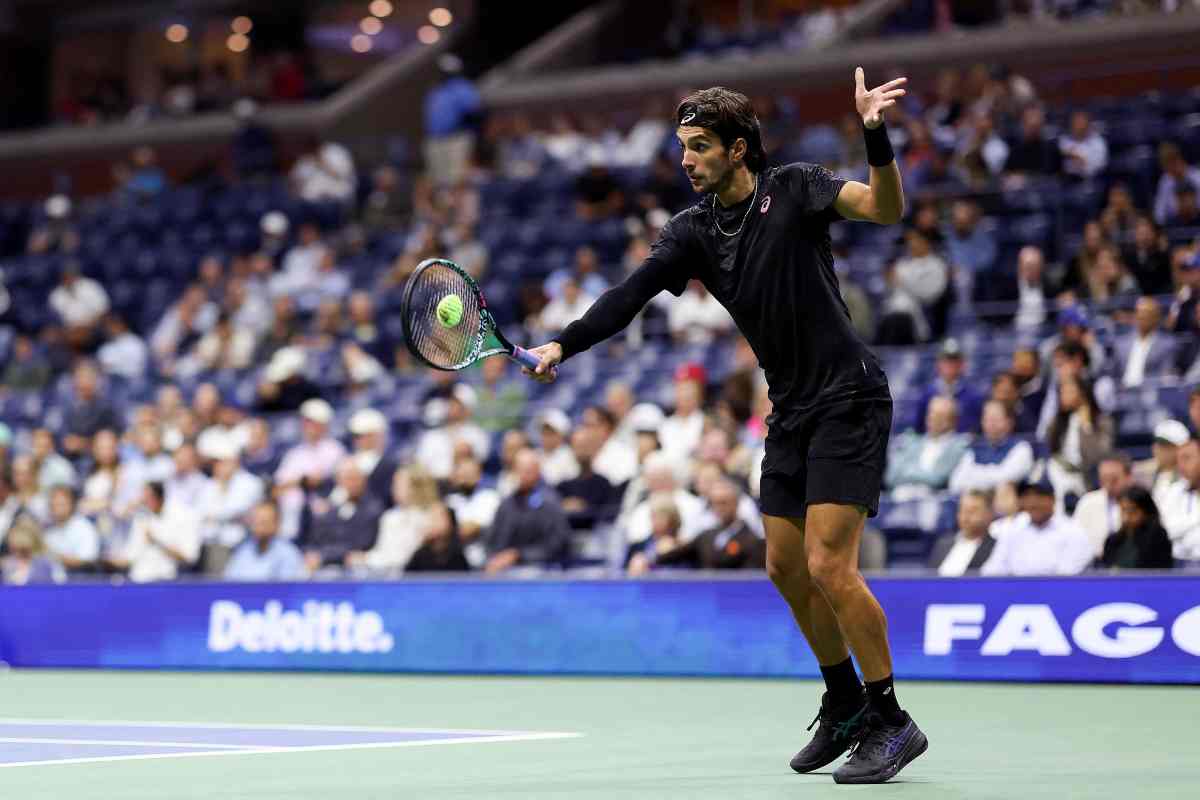 Musetti in azione con il rovescio allo US Open 2025