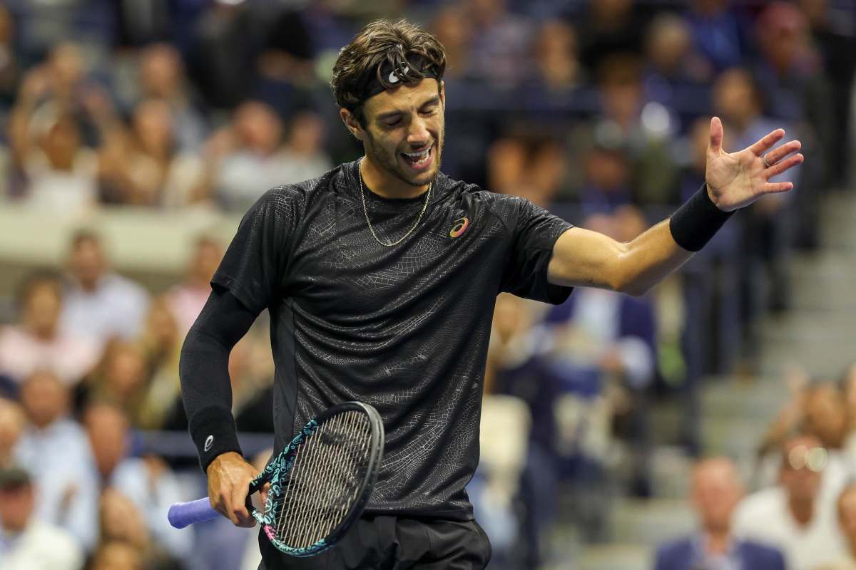 Musetti fa un cenno di stizza durante una partita