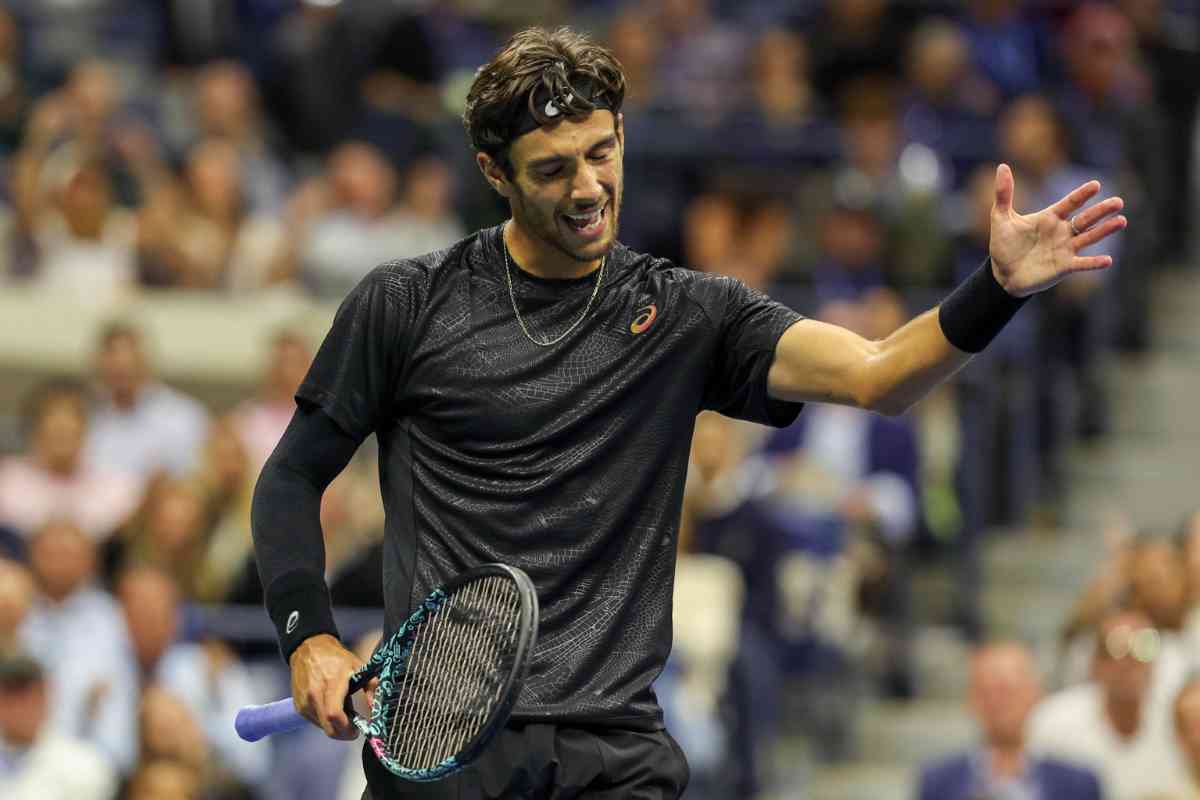Lorenzo Musetti gesticola in campo 