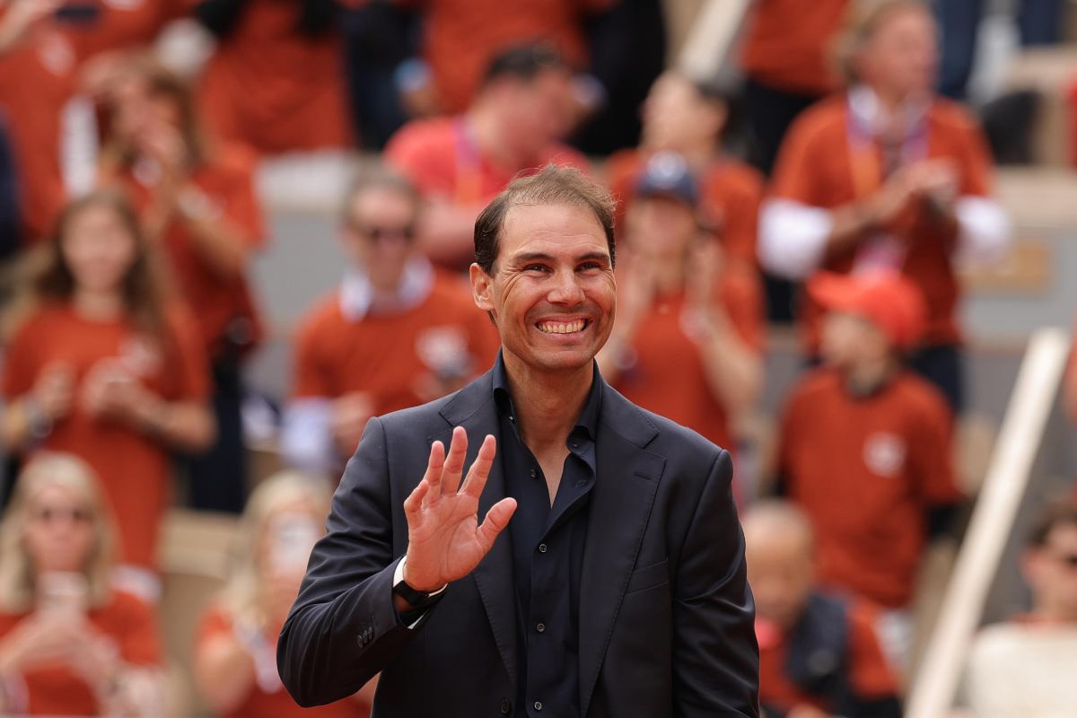 Rafa Nadal saluta il pubblico del Roland Garros