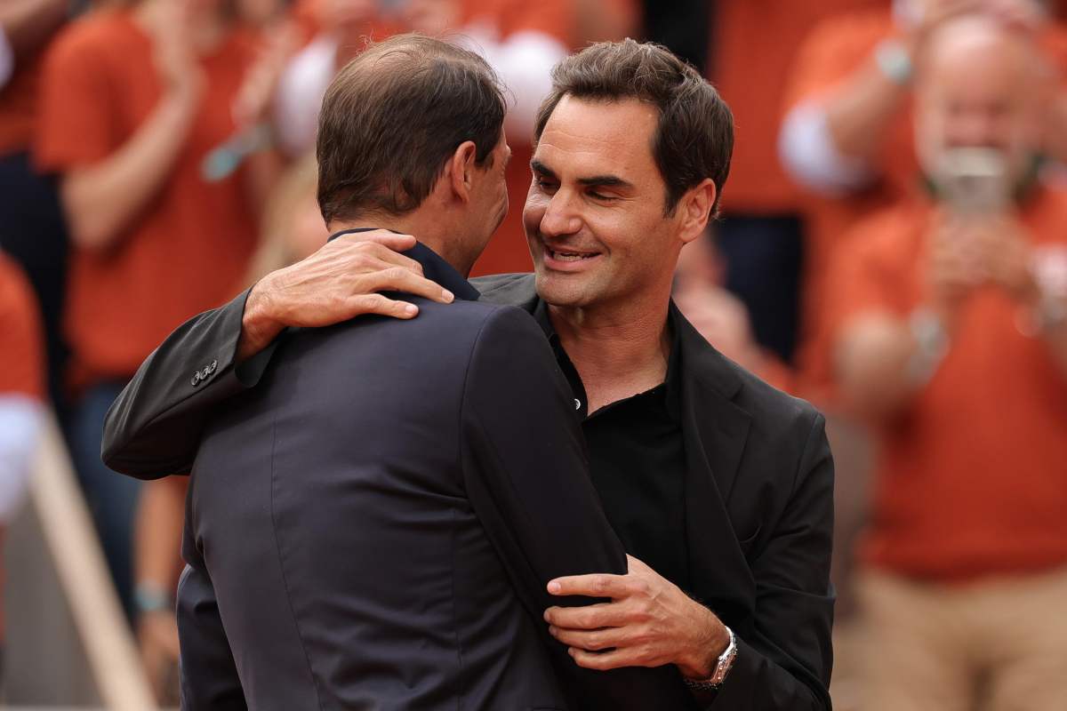 Nadal e Federer si abbracciano durante le cerimonia organizzata al Roland Garros per omaggiare il maiorchino