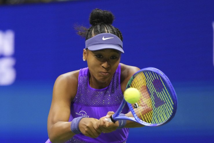 Naomi Osaka mentre esegue un rovescio a due mani