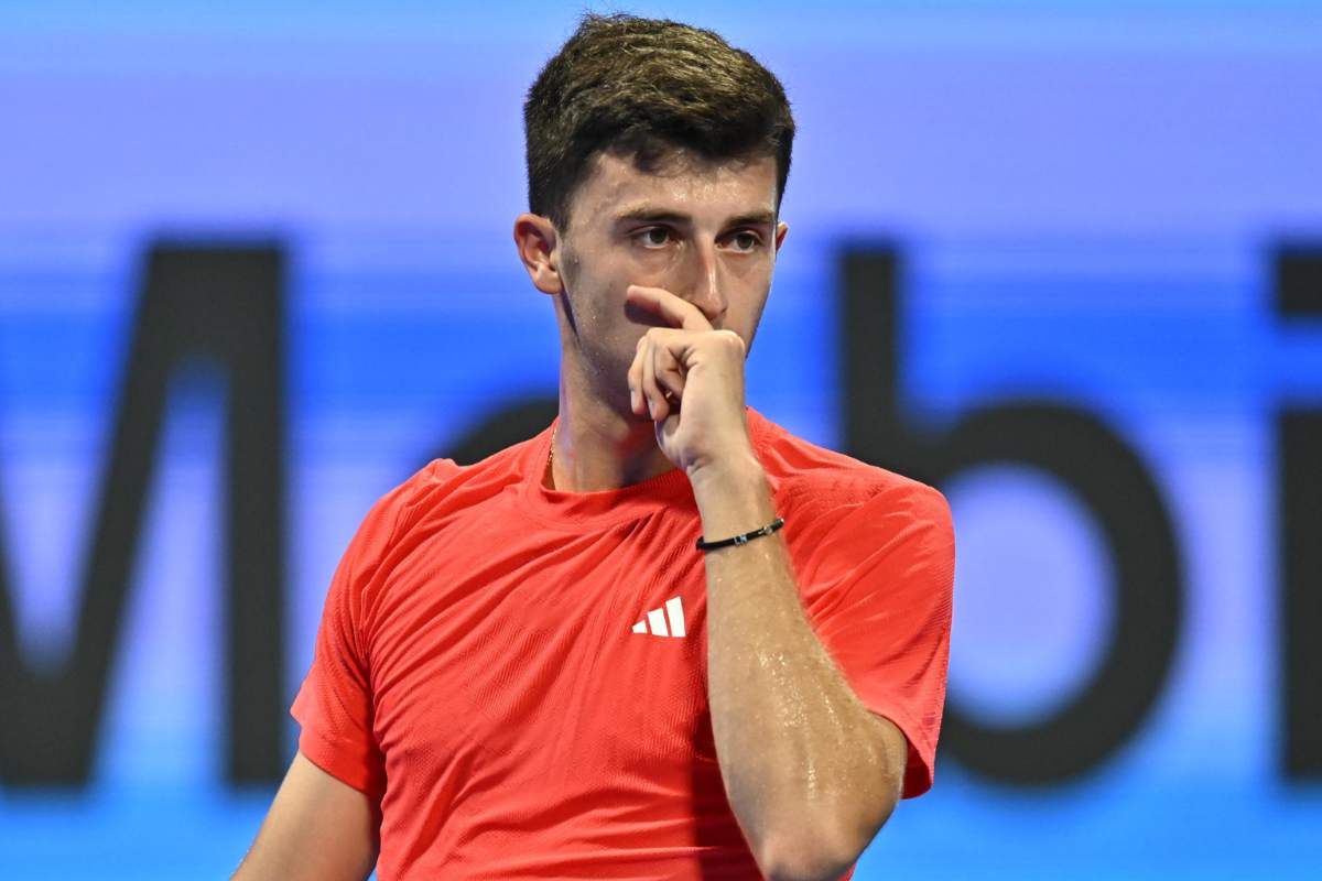 Luca Nardi con lo sguardo perplesso in campo