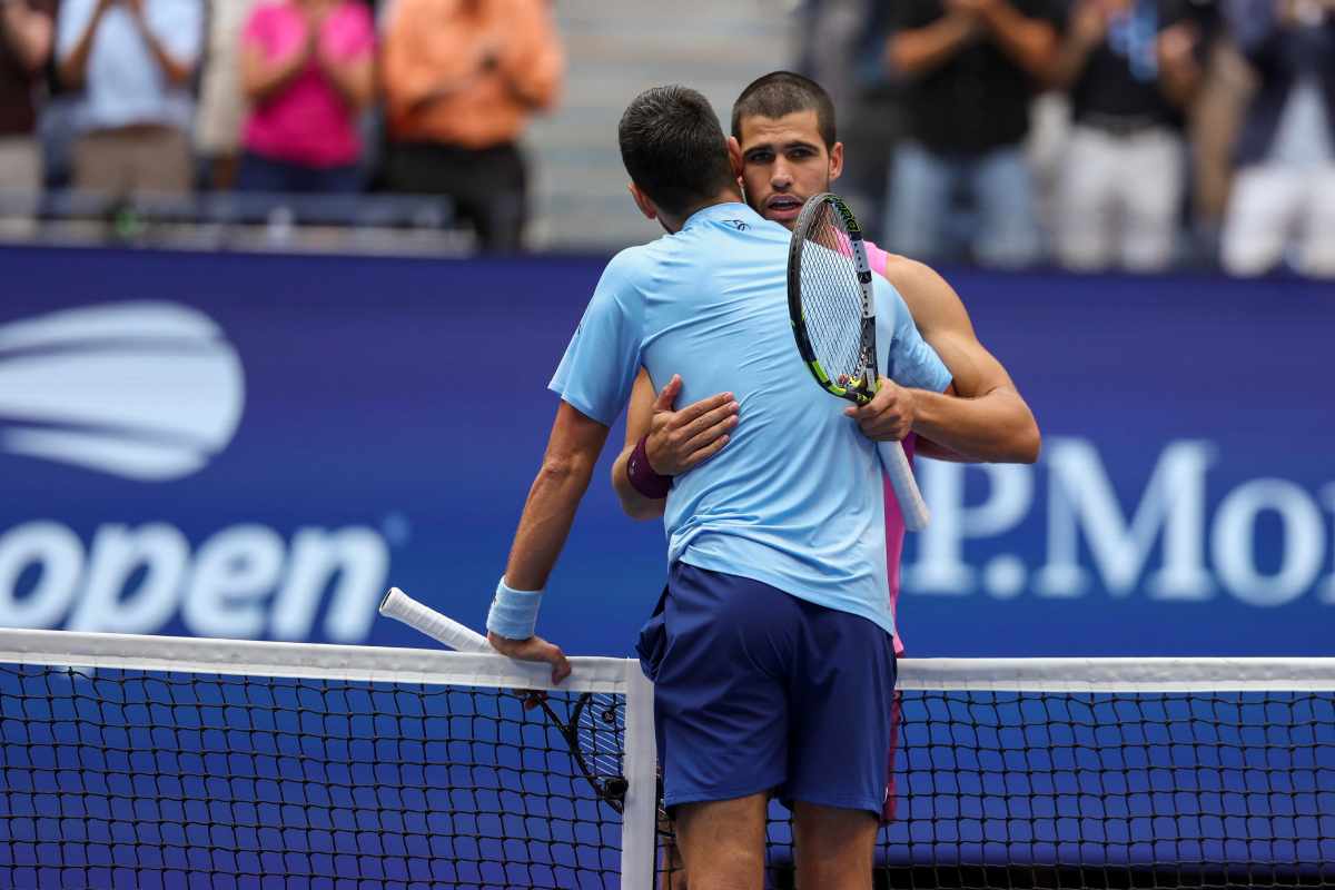 Djokovic si abbraccia con Alcaraz
