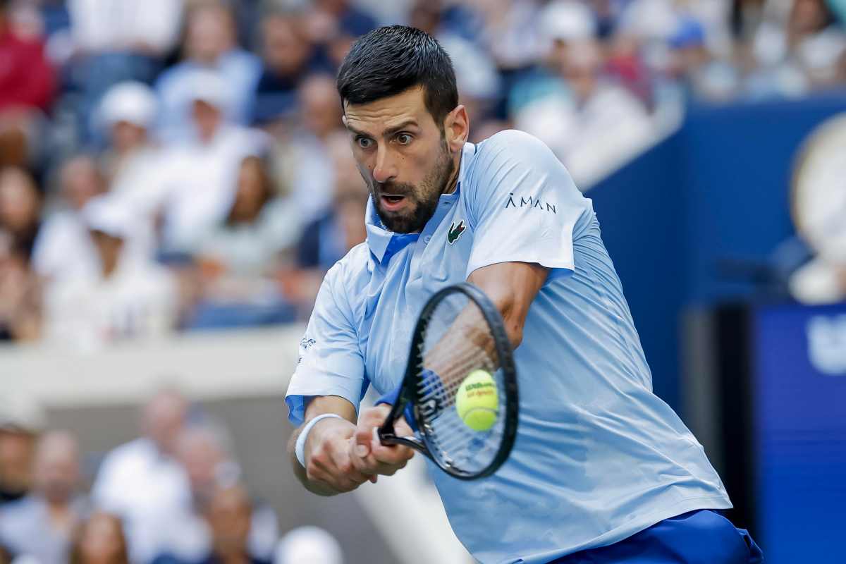 Djokovic colpisce di rovescio