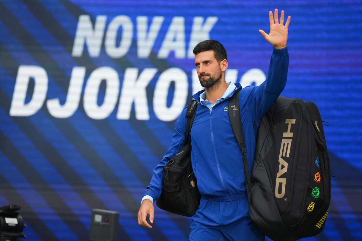 Il tennista serbo Novak Djokovic saluta i tifosi