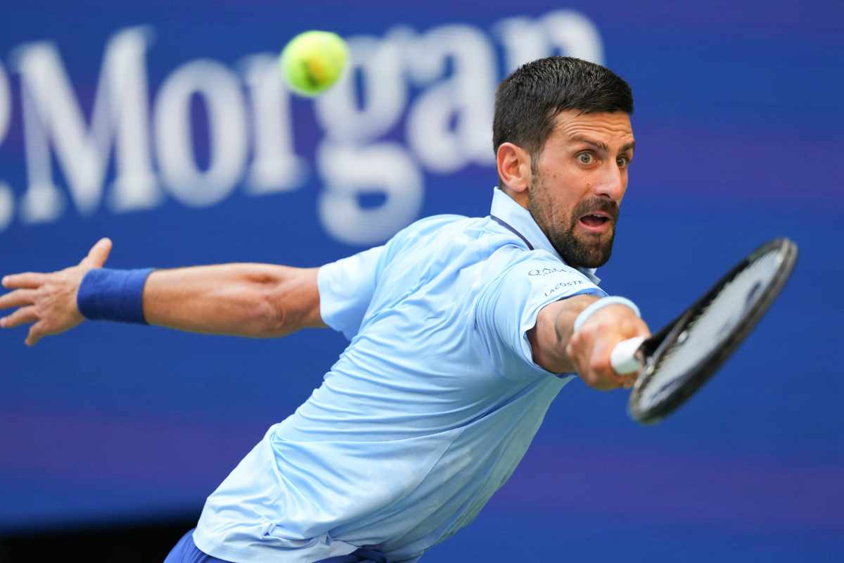 Il tennista serbo Novak Djokovic durante una gara