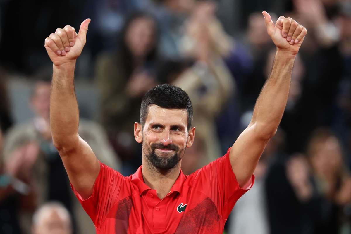 Novak Djokovic saluta i tifosi mostrando i pollici verso l'alto