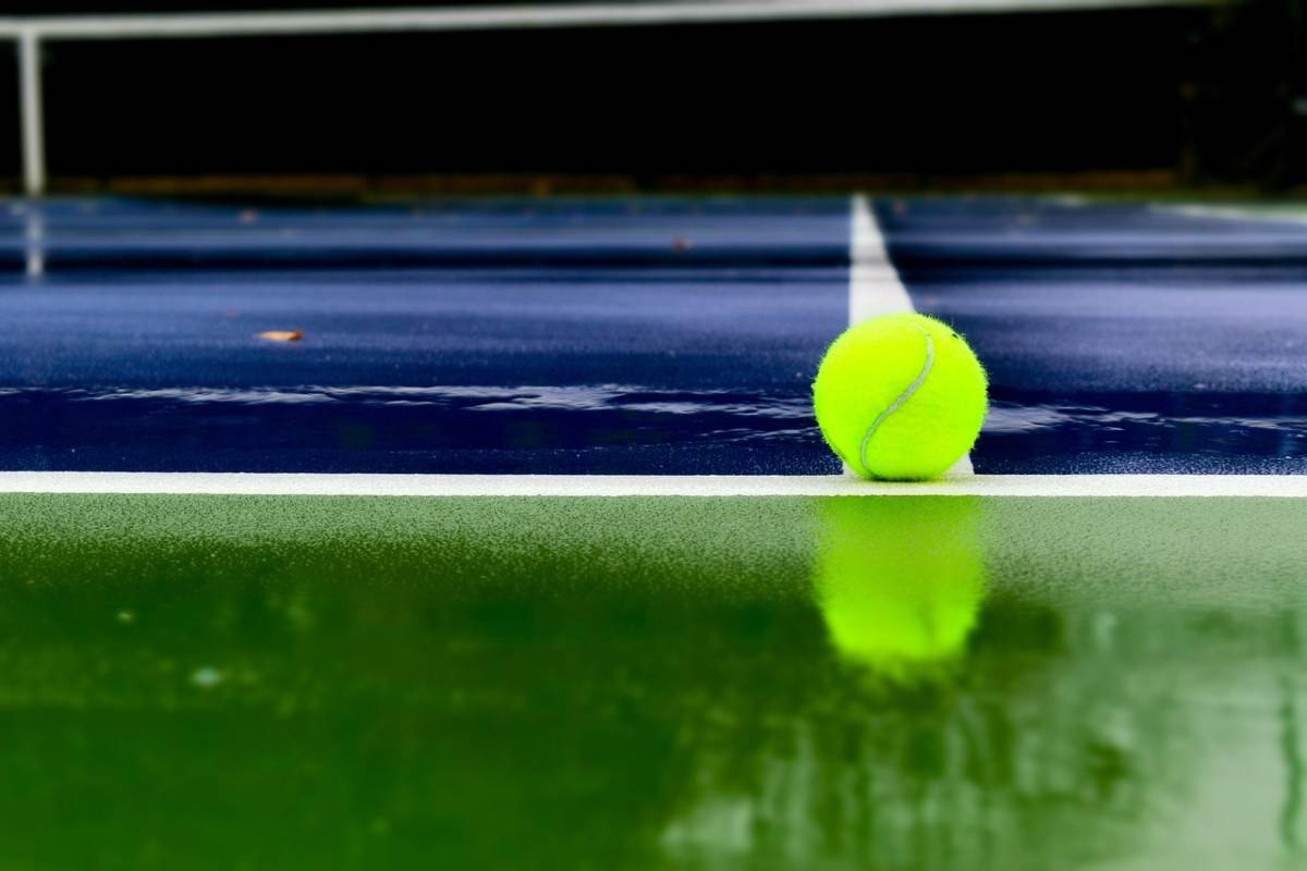 Pallina da tennis su campo bagnato