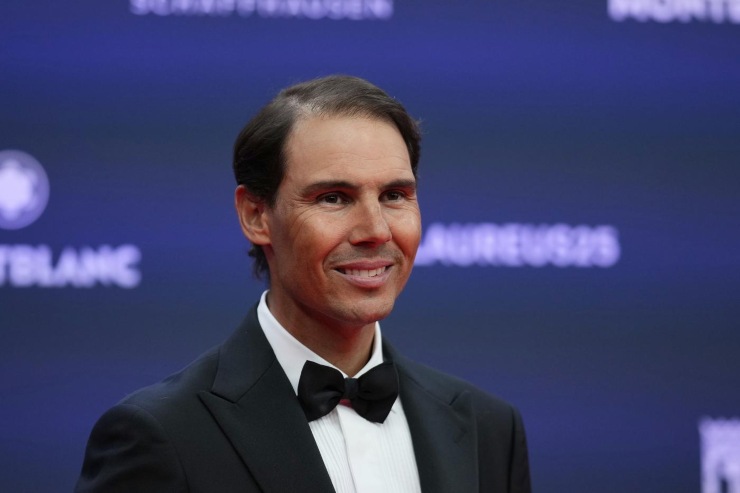Rafael Nadal in primo piano, sorridente e in smoking