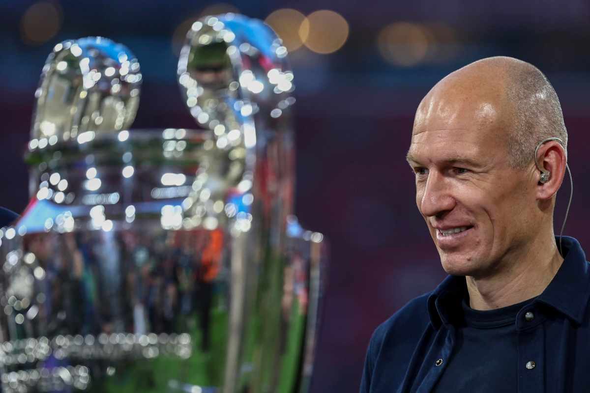 Robben sorridente al cospetto del trofeo della Champions League