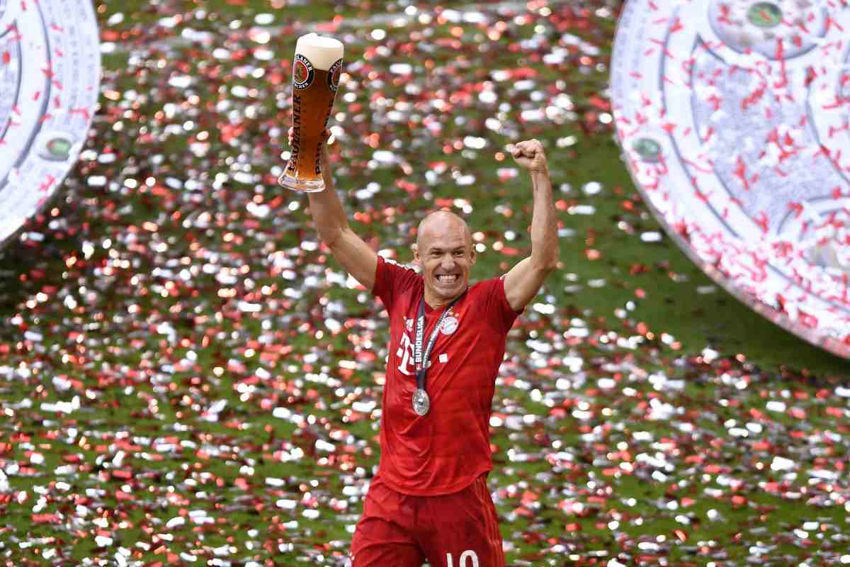 Robben festeggia con la maglia del Bayern Monaco