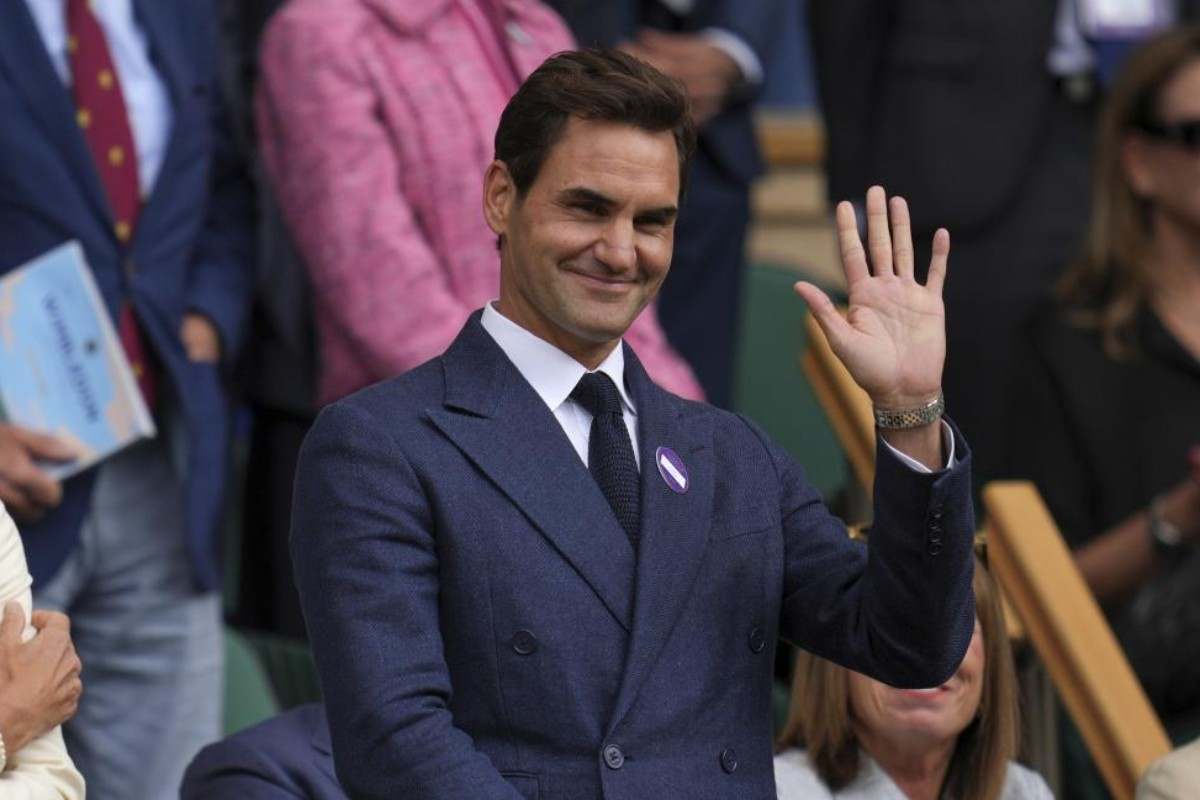 Roger Federer saluta il pubblico di Wimbledon