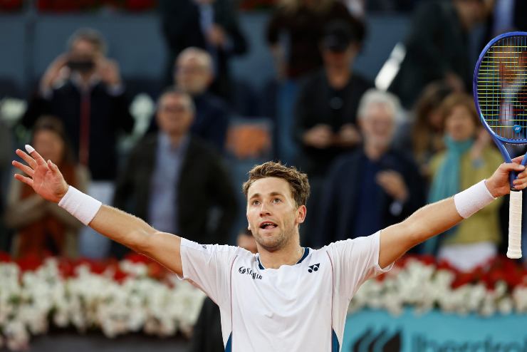 Casper Ruud esulta con le braccia larghe