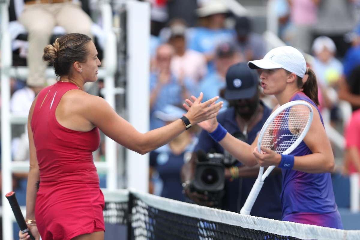 Sabalenka e Swiatek si scambiano un saluto sopra la rete
