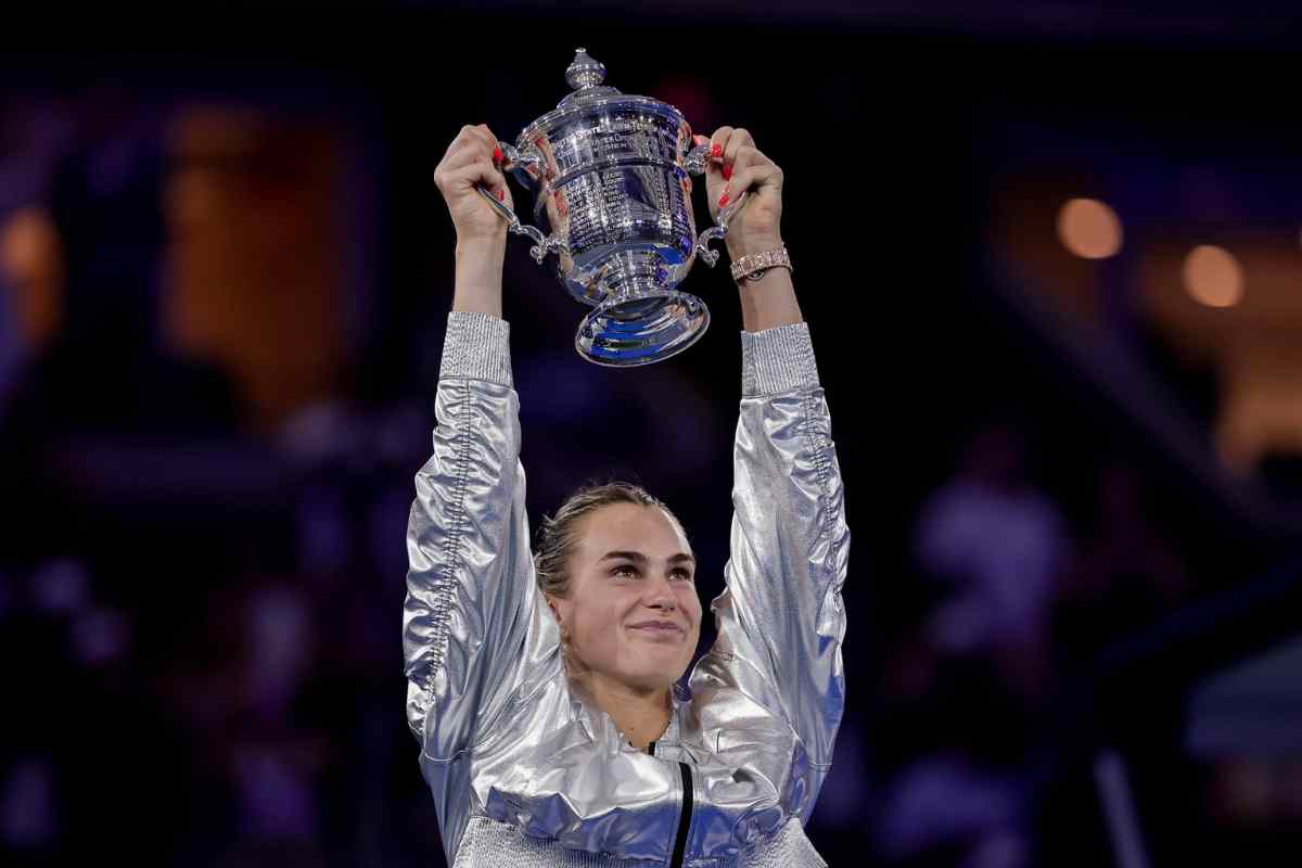 Aryna Sabalenka alza il trofeo degli US Open