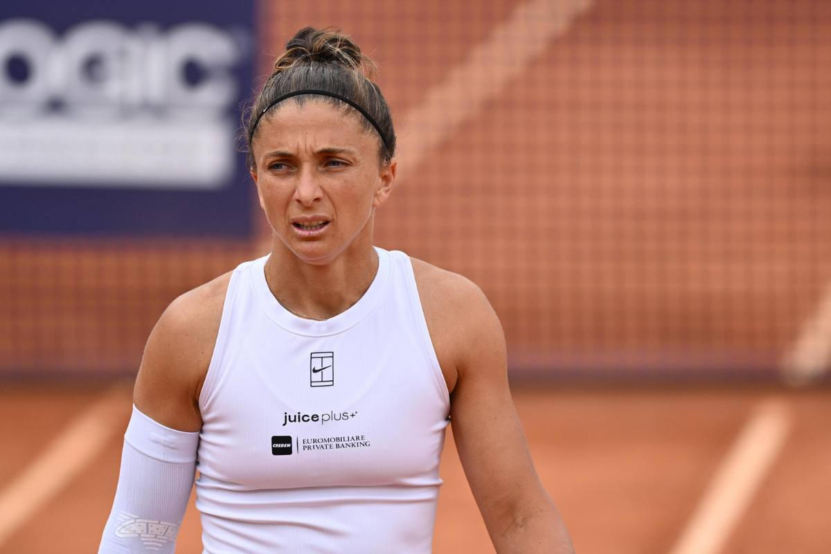 Sara Errani con lo sguardo preoccupato in campo