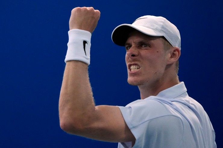 Denis Shapovalov esulta dopo aver fatto un punto