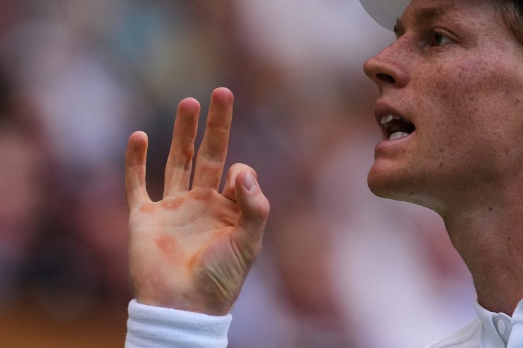 Jannik Sinner in azione in campo