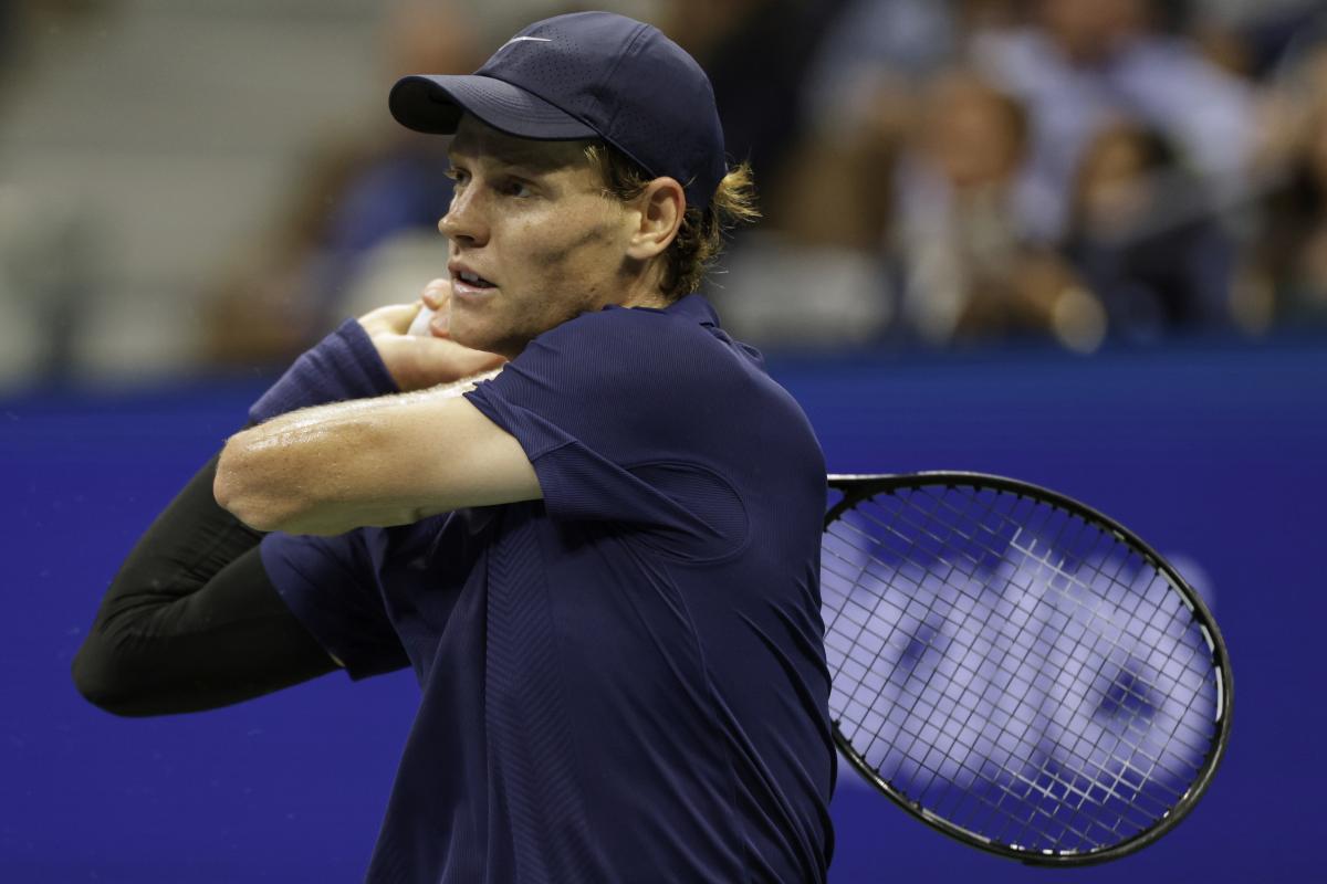 Jannik Sinner in azione durante gli US Open a New York