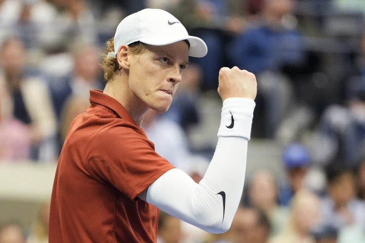 Jannik Sinner esulta dopo il punto