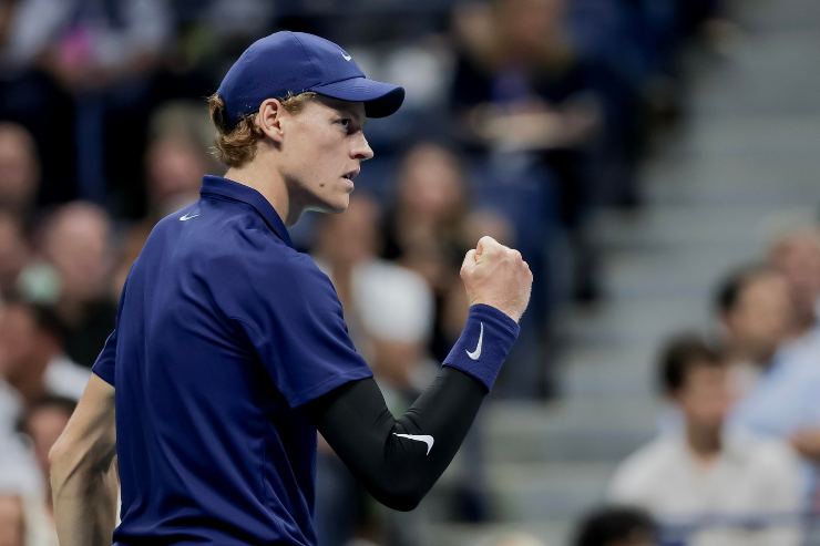 Jannik Sinner esulta dopo un punto mostrando un pugno